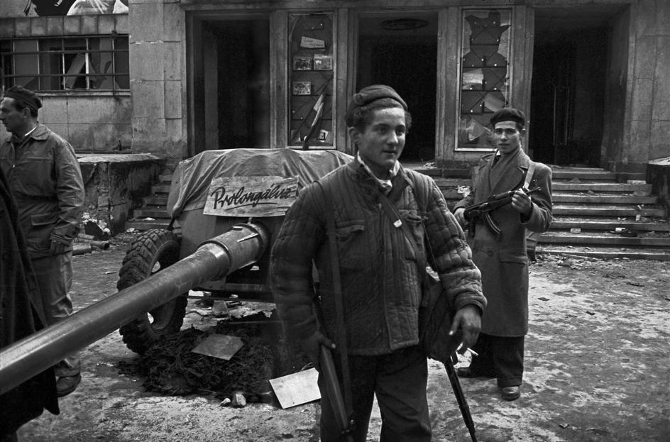 1956 год в россии. Венгерское восстание 1956. Автомат Калашникова в Венгрии 1956.