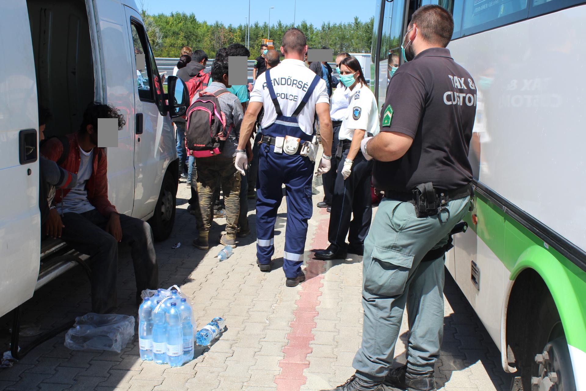 Задержанные украинцы. Беженцы в Венгрии. Контрабанда беженцев в Венгрии. Нелегал фото. Полиция везут мигрант.
