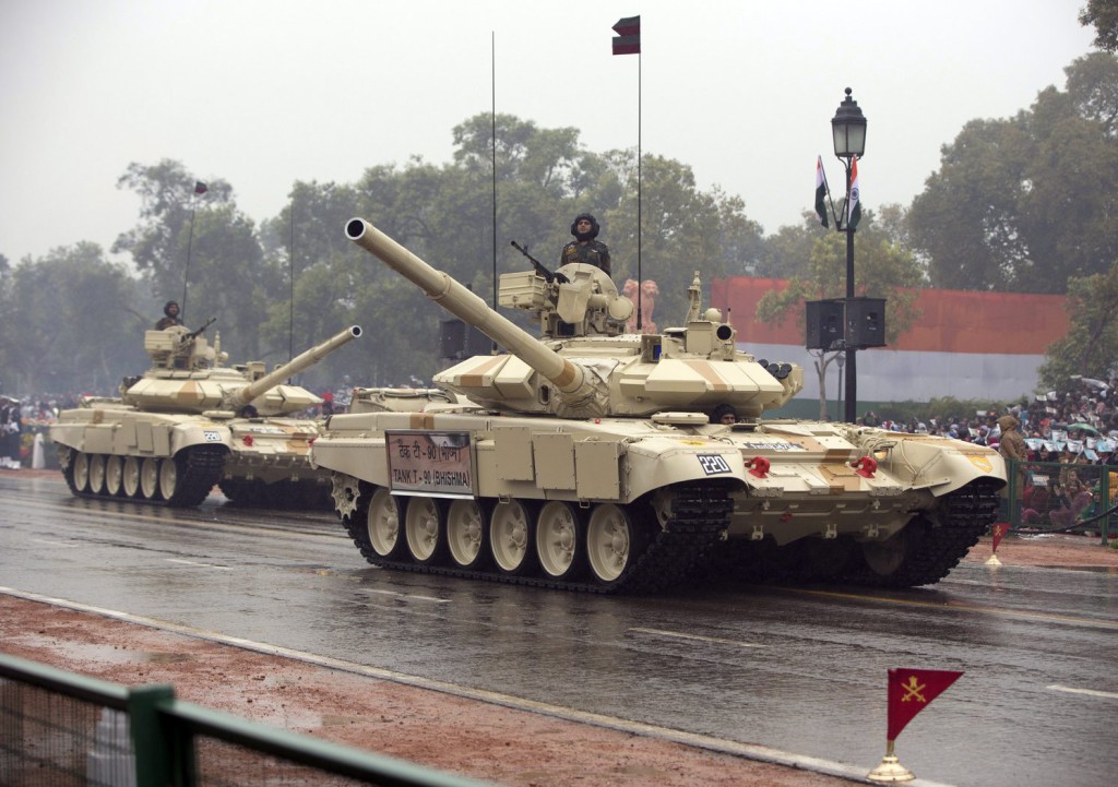 Танк 400 москва. Т-90 Индия. Т-72 Индия. Т-90с на параде в Алжире. Т-90 В США.
